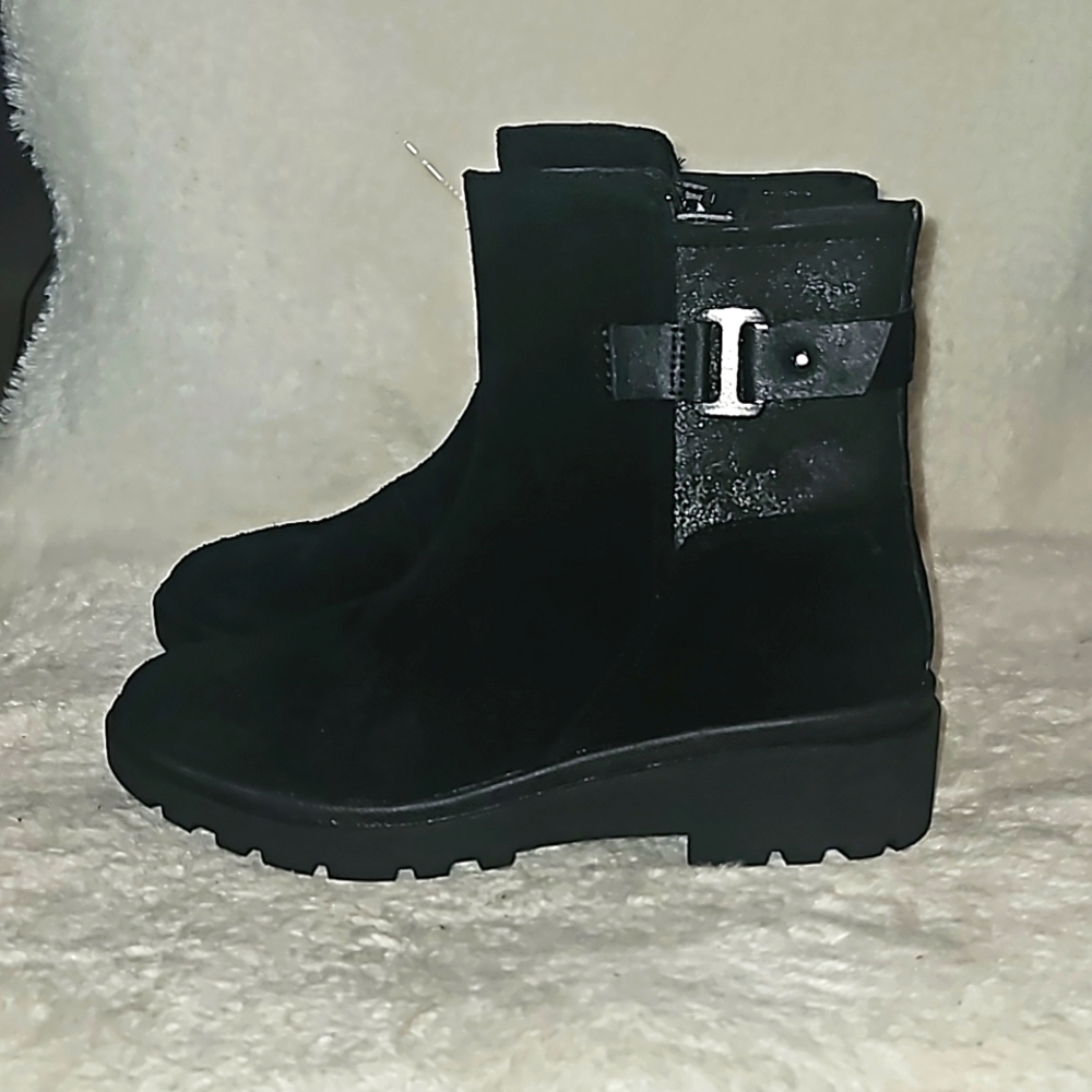 CLARKS CALLA Collection Mid Black Sueded Women Boots Size 7W Ultimate Comfort